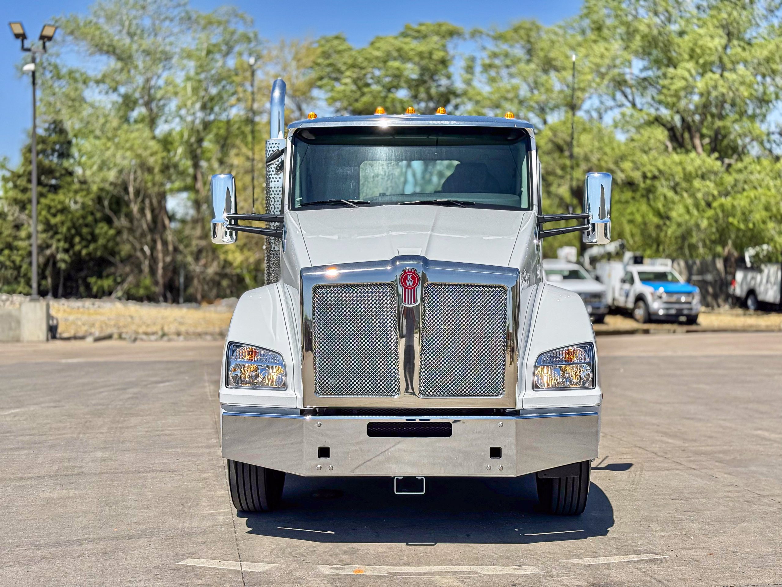 2026 Kenworth T880 - image 2 of 6