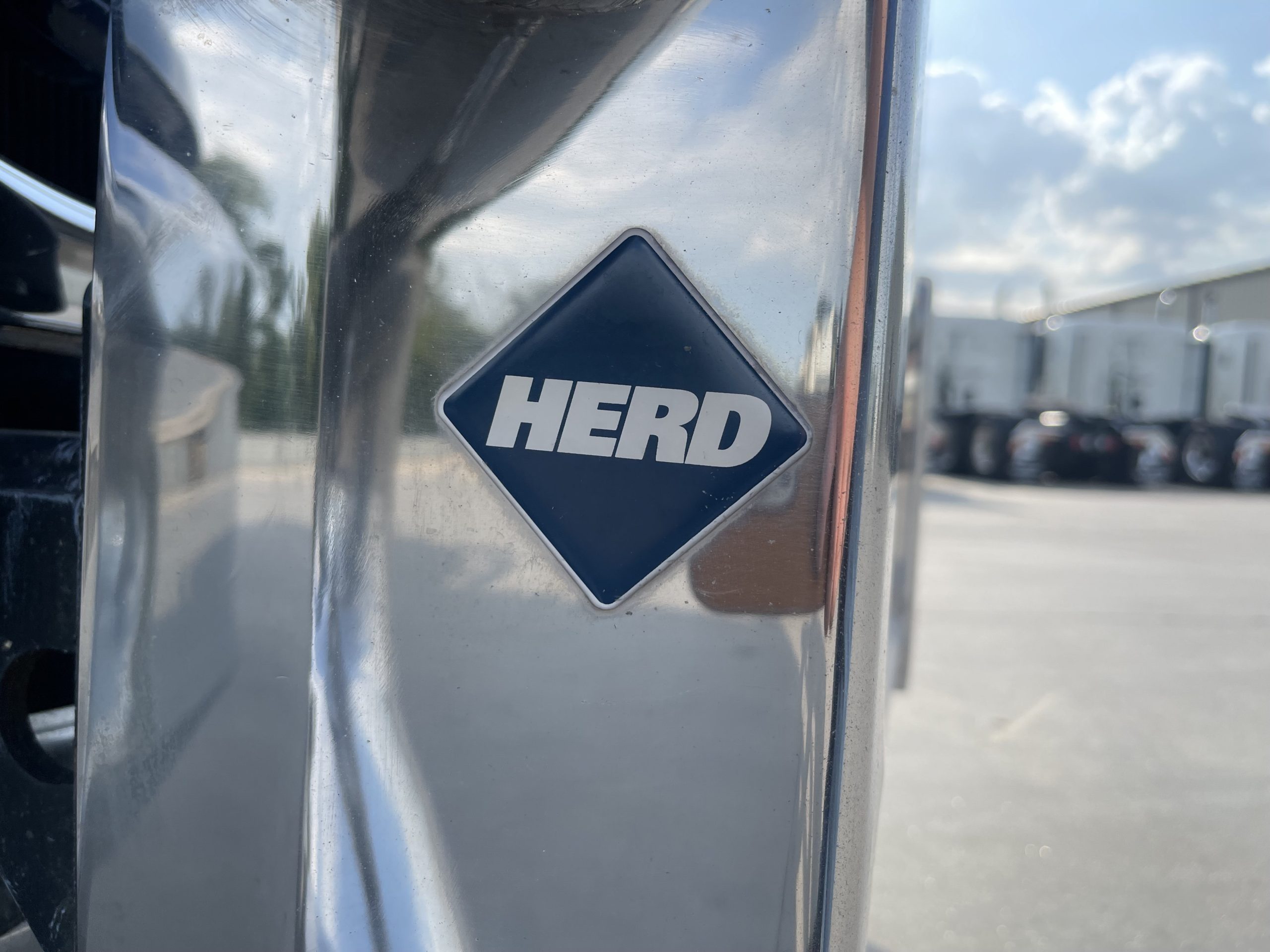 2021 Kenworth T680 - image 3 of 6