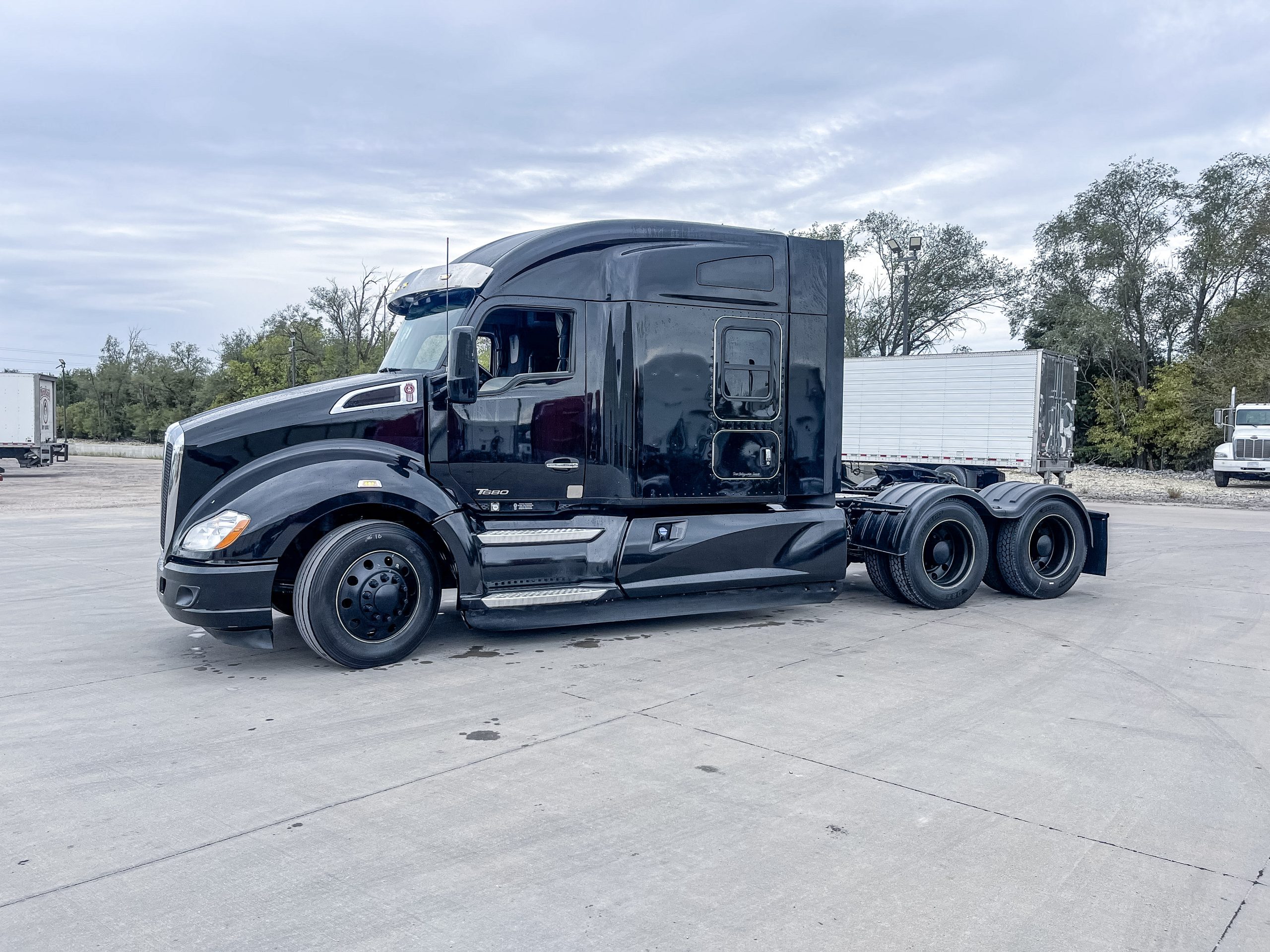 2021 Kenworth T680 - image 1 of 6
