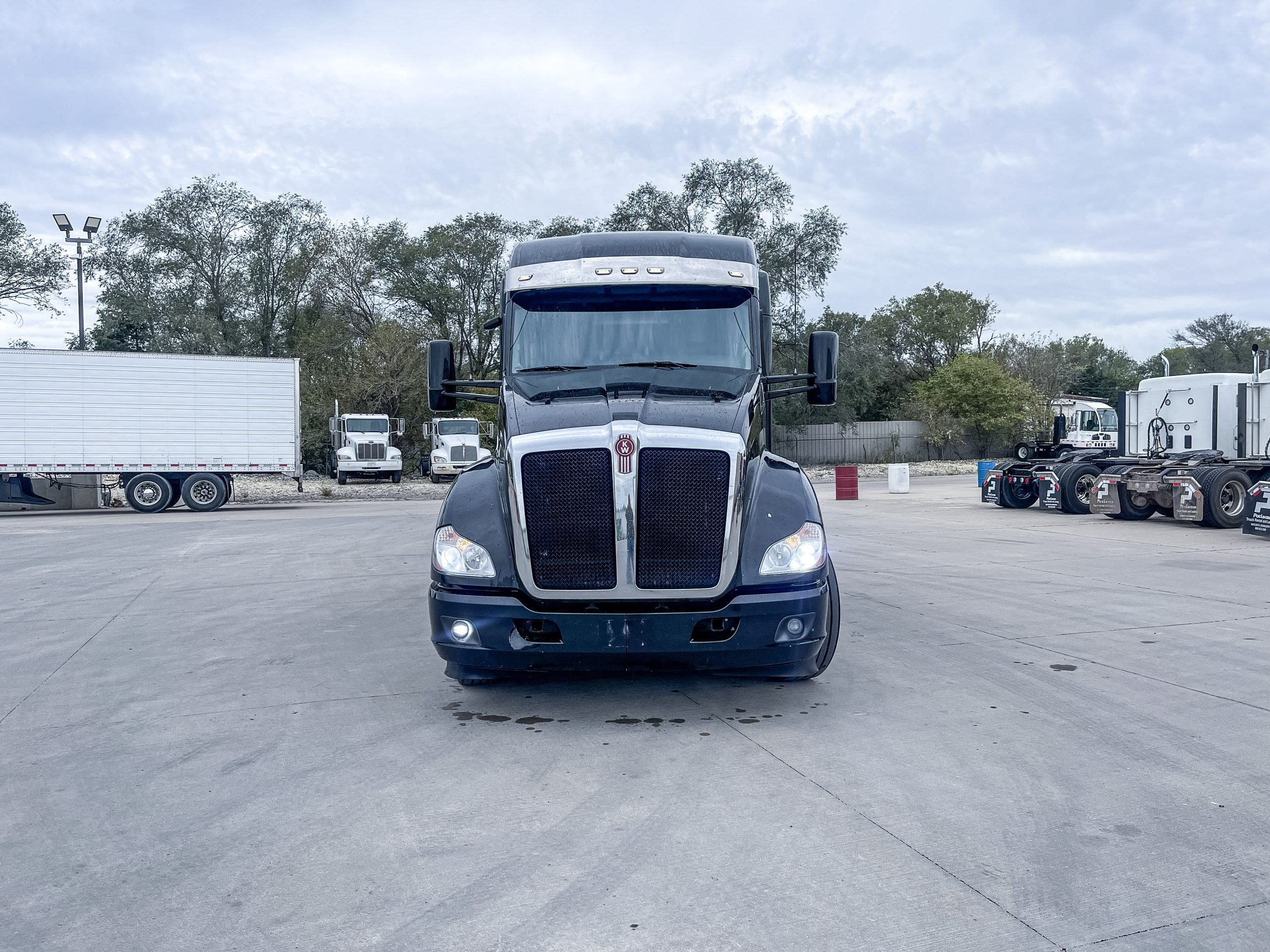 2021 Kenworth T680 - image 2 of 6