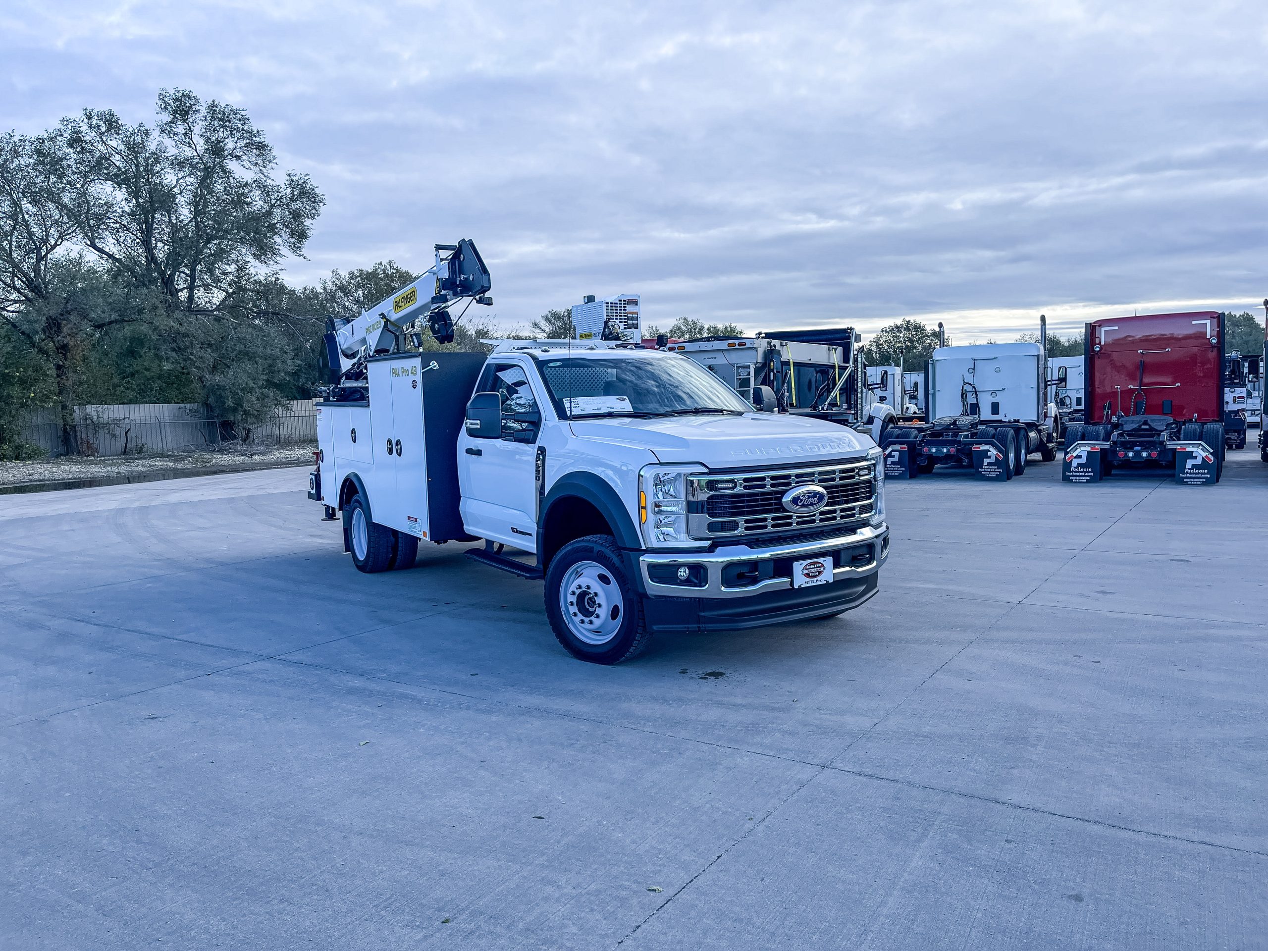 2024 Ford F-550 XL - image 4 of 6