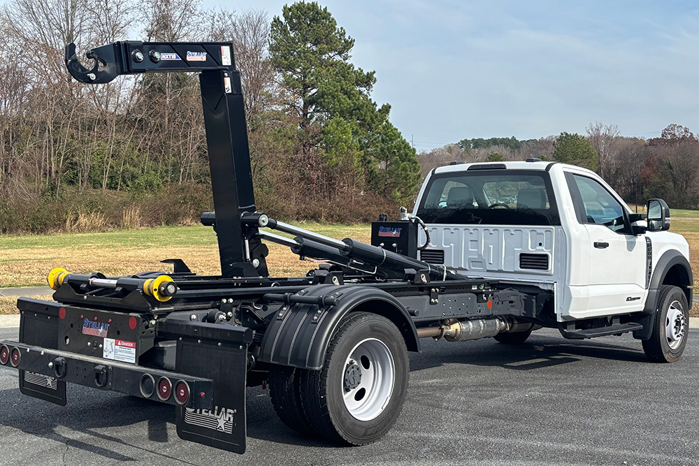 2025 Ford F-600 XL 2025 Ford F-600 XL - image 3 of 6
