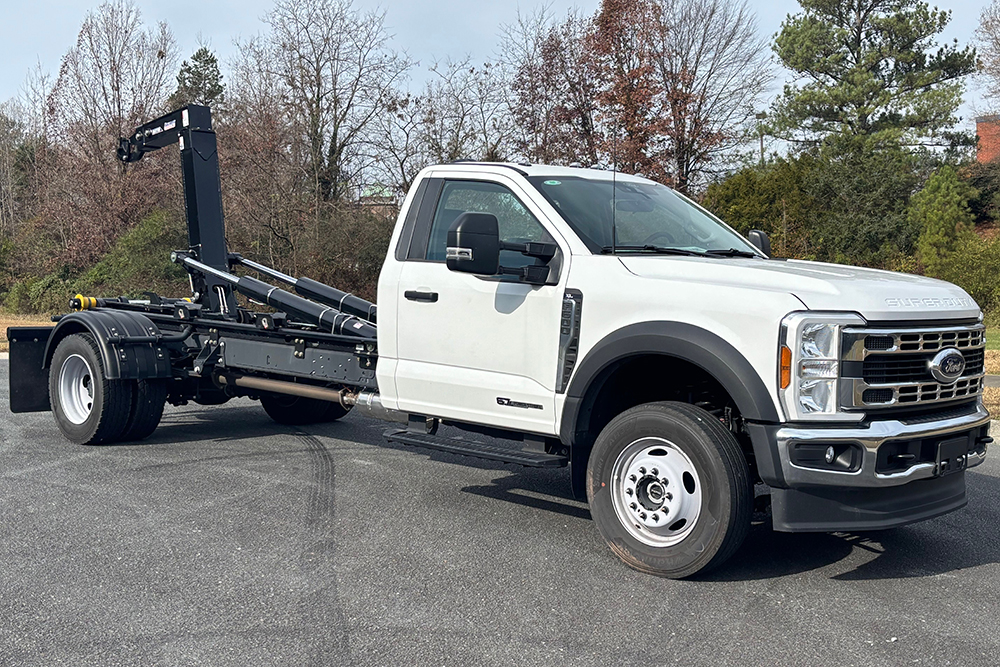 2025 Ford F-600 XL 2025 Ford F-600 XL - image 2 of 6