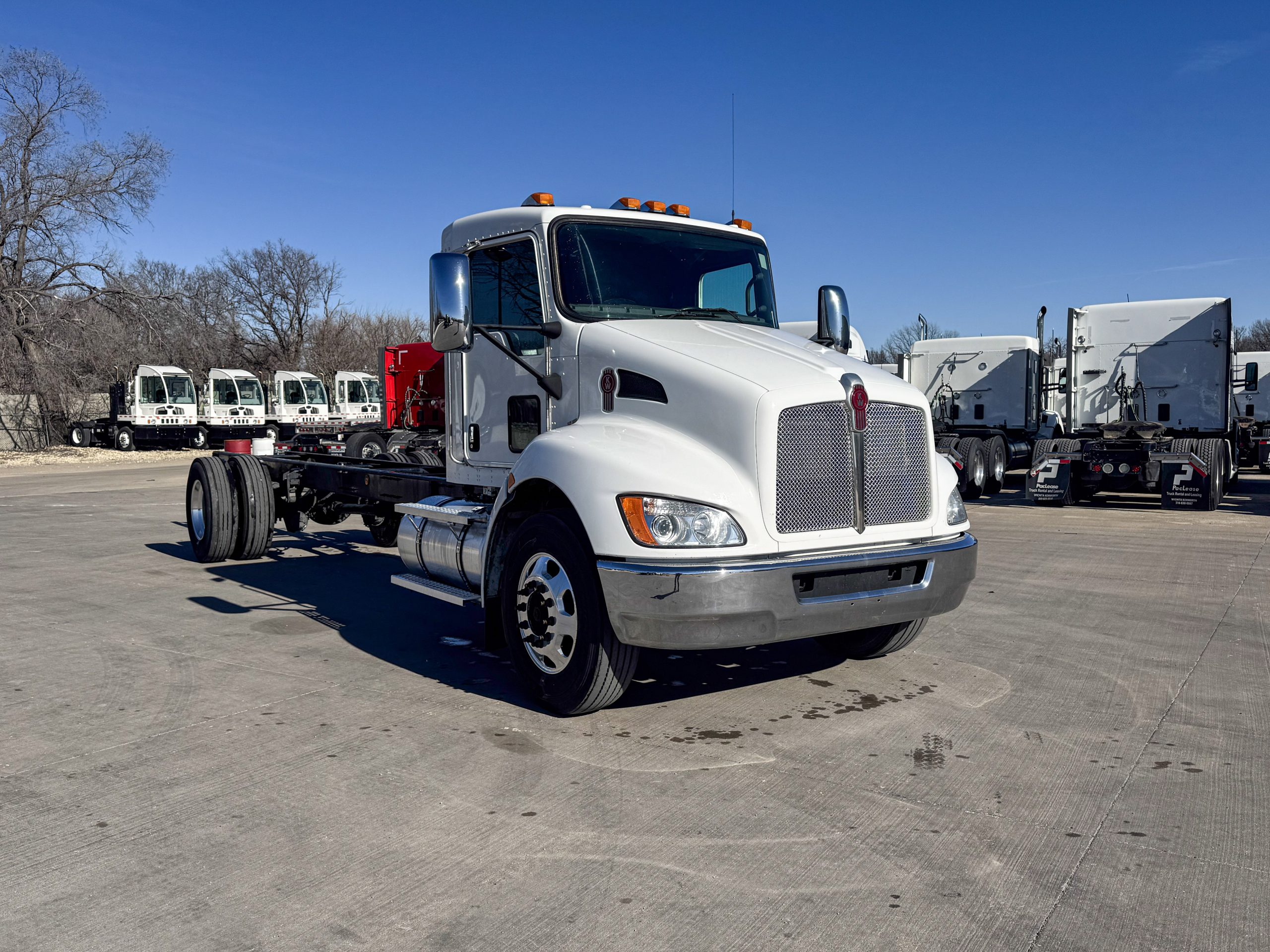 2021 Kenworth T270 - image 3 of 6