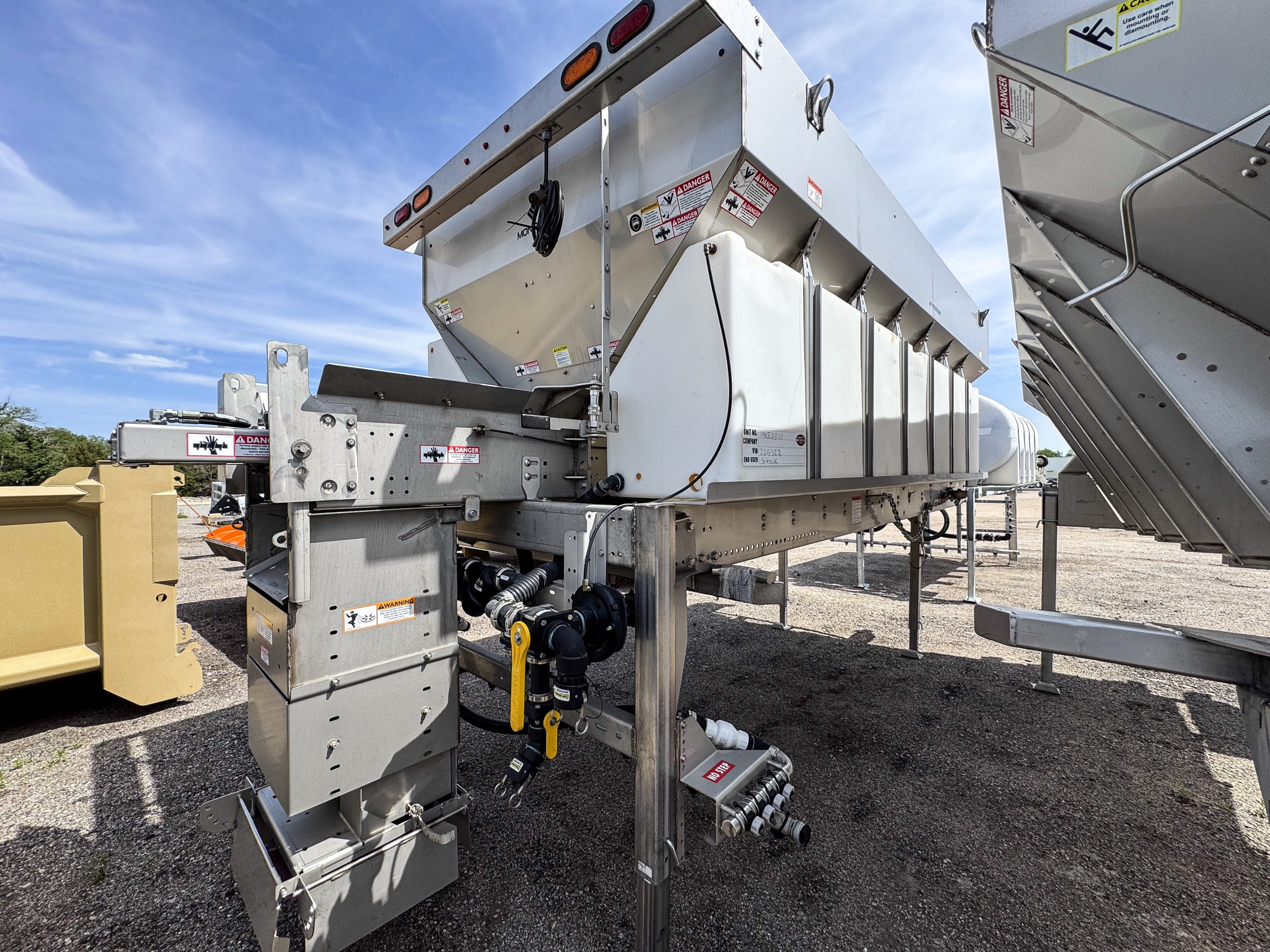 Monroe 15 ft MCV V-Box Spreader with Anti-Ice System for Sale | MTTE Monroe 15 ft MCV V-Box Spreader with Anti-Ice System for Sale | MTTE - image 4 of 6