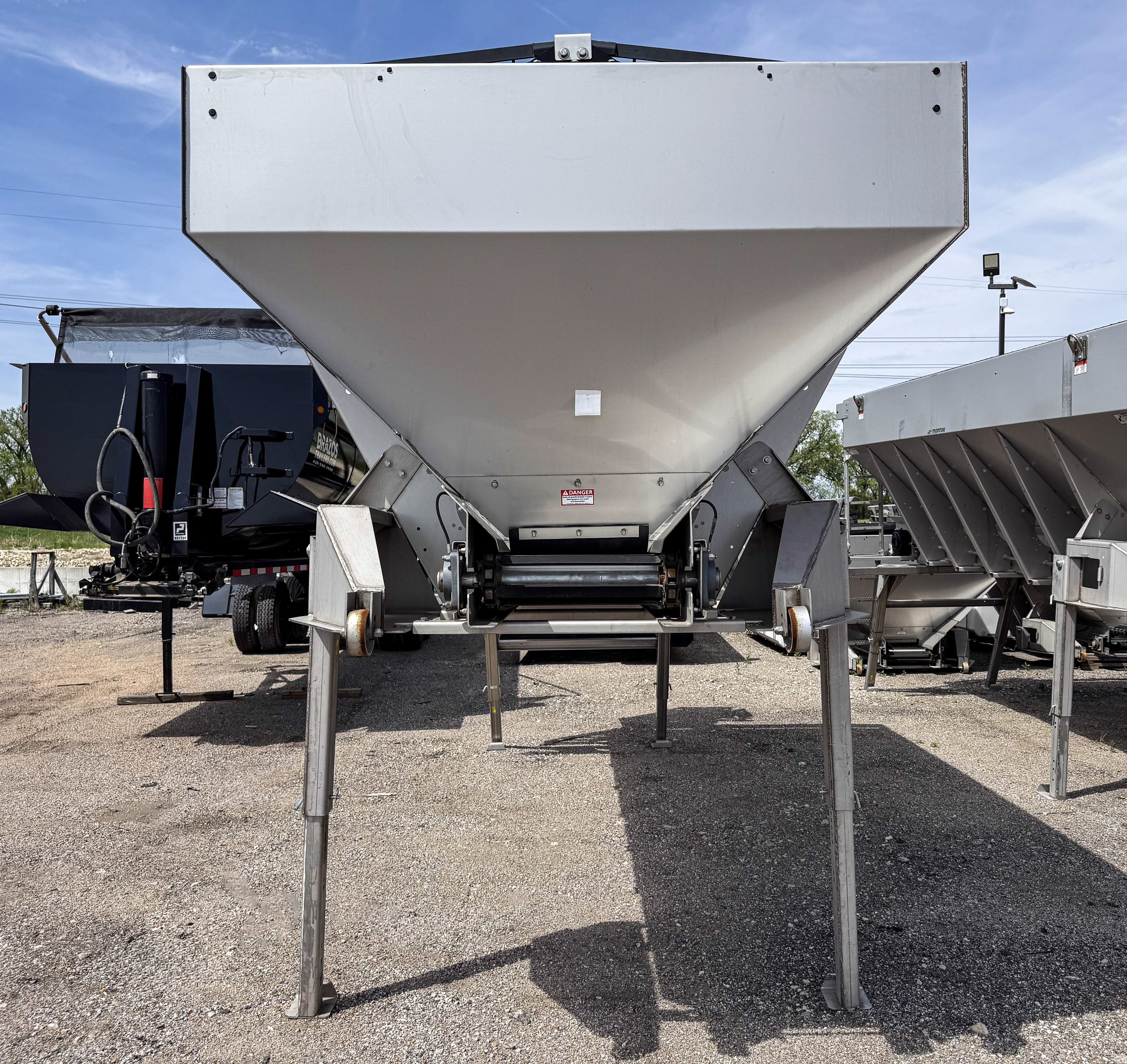 Monroe 15 ft MCV V-Box Spreaders for Sale | MTTE Monroe 15 ft MCV V-Box Spreaders for Sale | MTTE - image 4 of 6