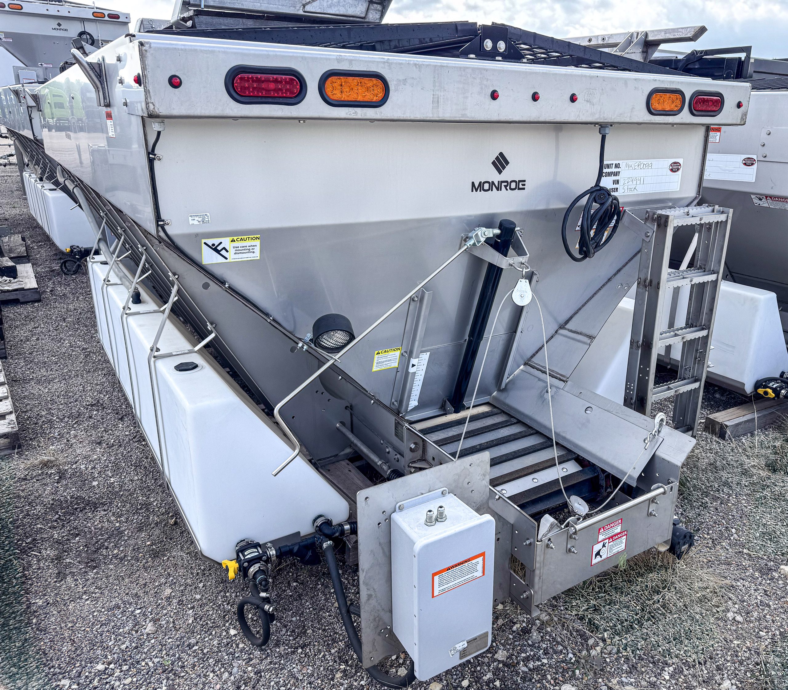 Monroe 15 ft MCV V-Box Spreaders for Sale | MTTE Monroe 15 ft MCV V-Box Spreaders for Sale | MTTE - image 5 of 6