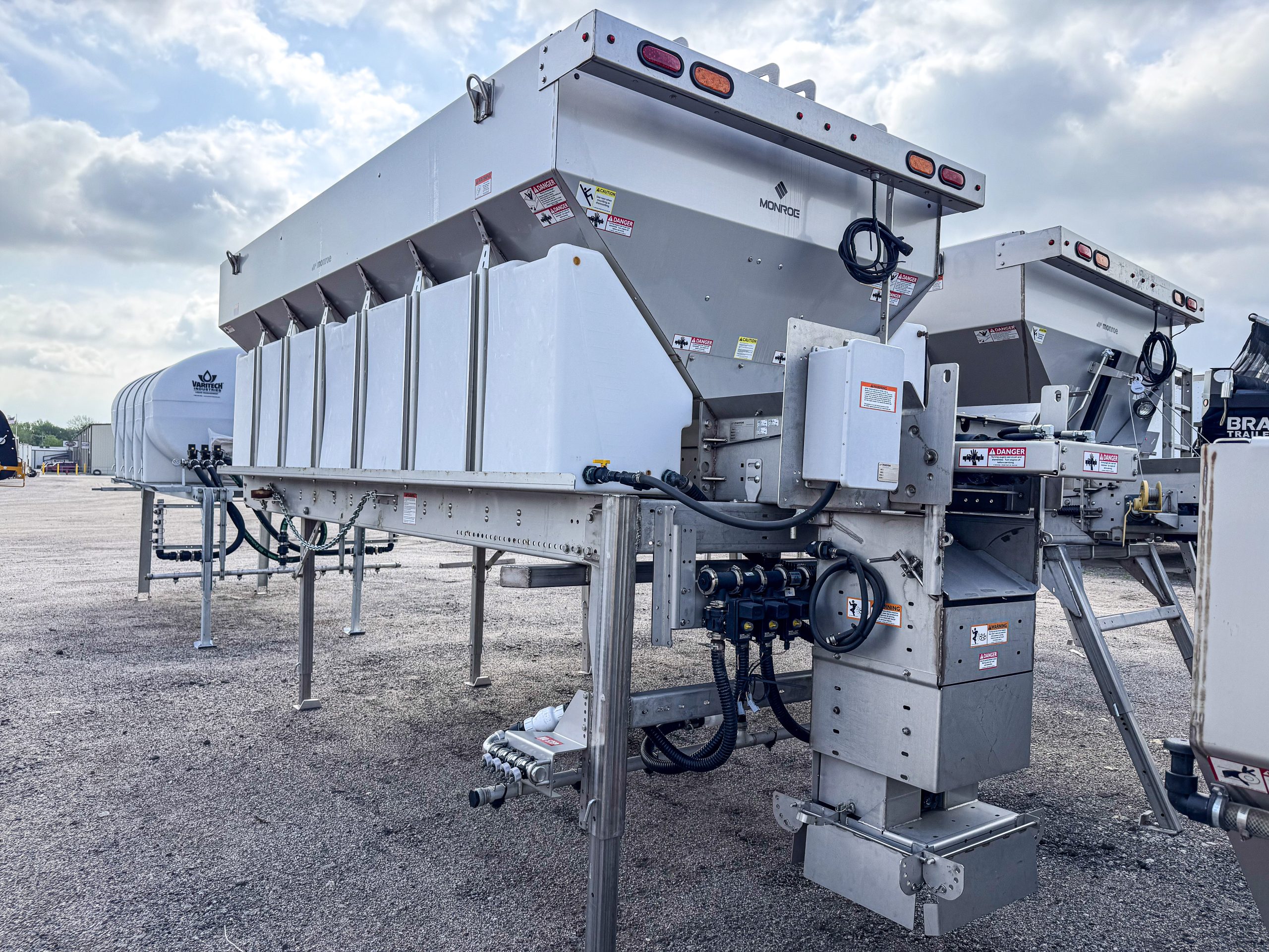 Monroe 15 ft MCV V-Box Spreader with Anti-Ice System for Sale | MTTE Monroe 15 ft MCV V-Box Spreader with Anti-Ice System for Sale | MTTE - image 3 of 6