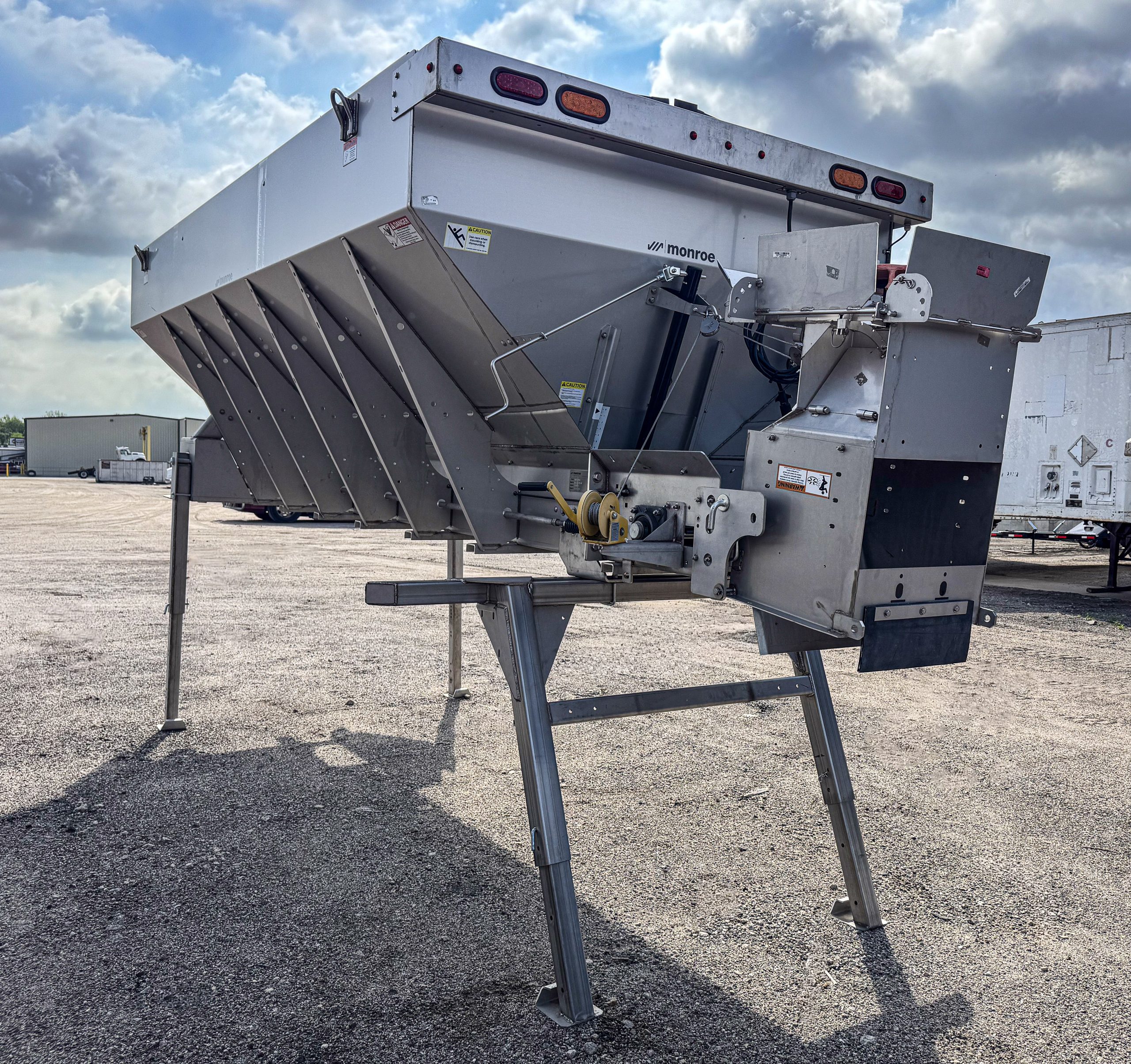 Monroe 15 ft MCV V-Box Spreaders for Sale | MTTE Monroe 15 ft MCV V-Box Spreaders for Sale | MTTE - image 2 of 6