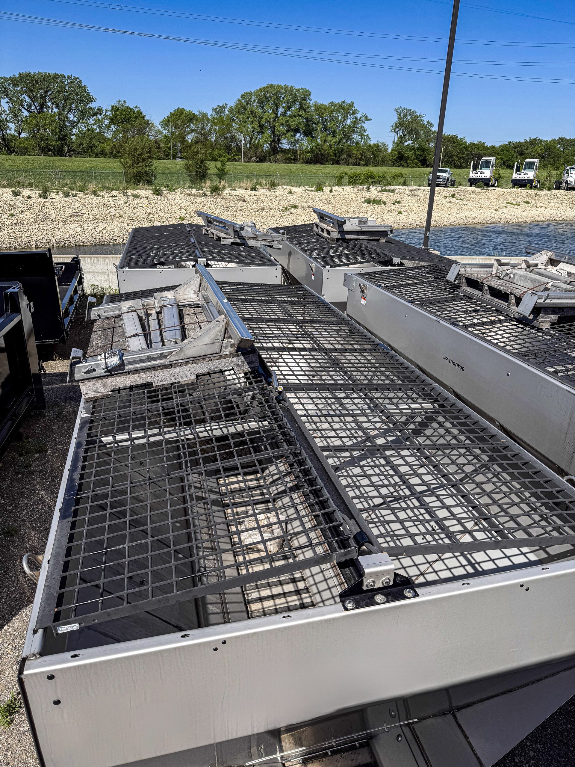 Monroe 15 ft MCV V-Box Spreader with Anti-Ice System for Sale | MTTE Monroe 15 ft MCV V-Box Spreader with Anti-Ice System for Sale | MTTE - image 6 of 6