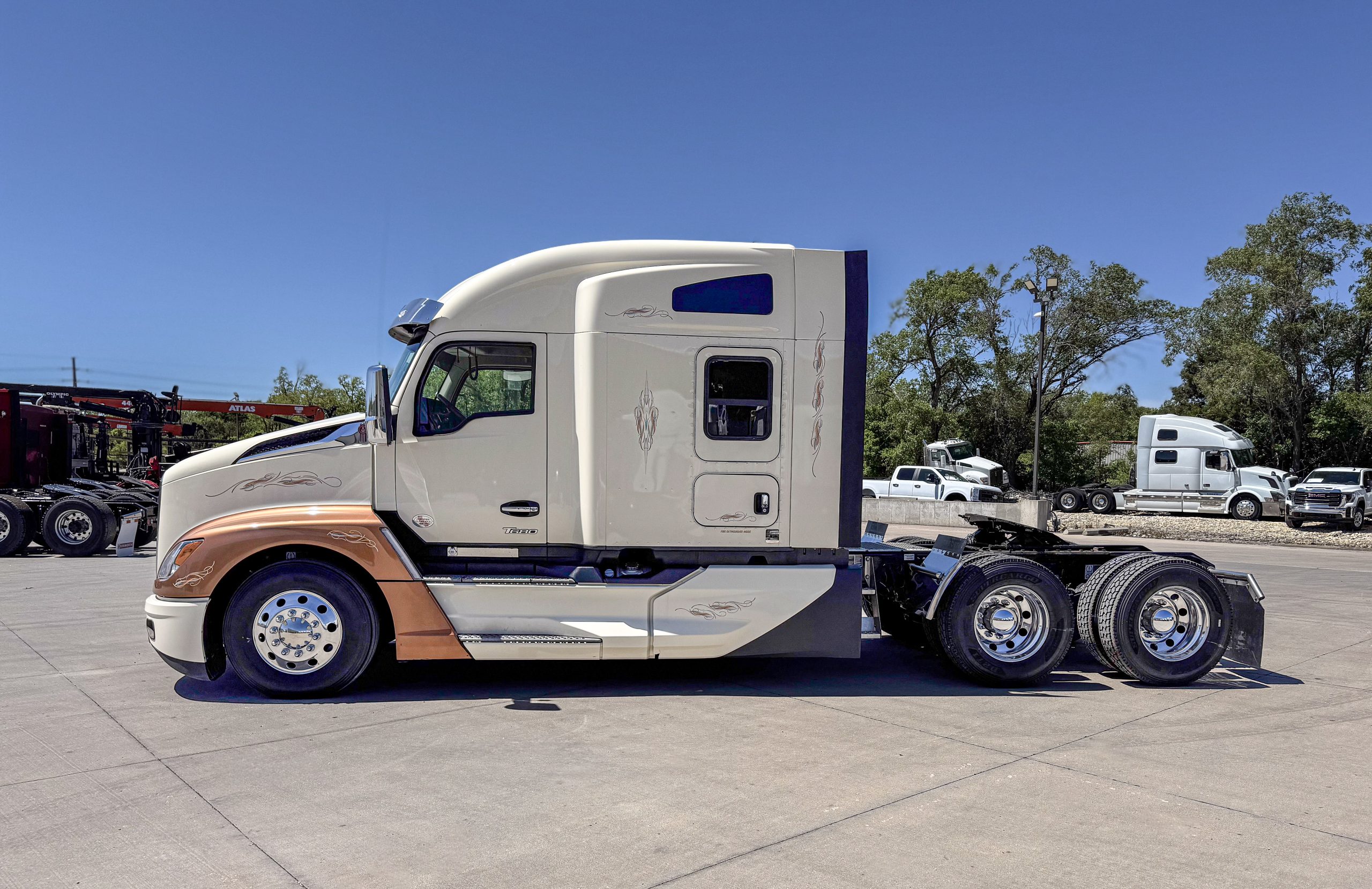 2022 Kenworth T680 for Sale | 76” Mid Roof Sleeper 2022 Kenworth T680 for Sale | 76” Mid Roof Sleeper - image 2 of 6