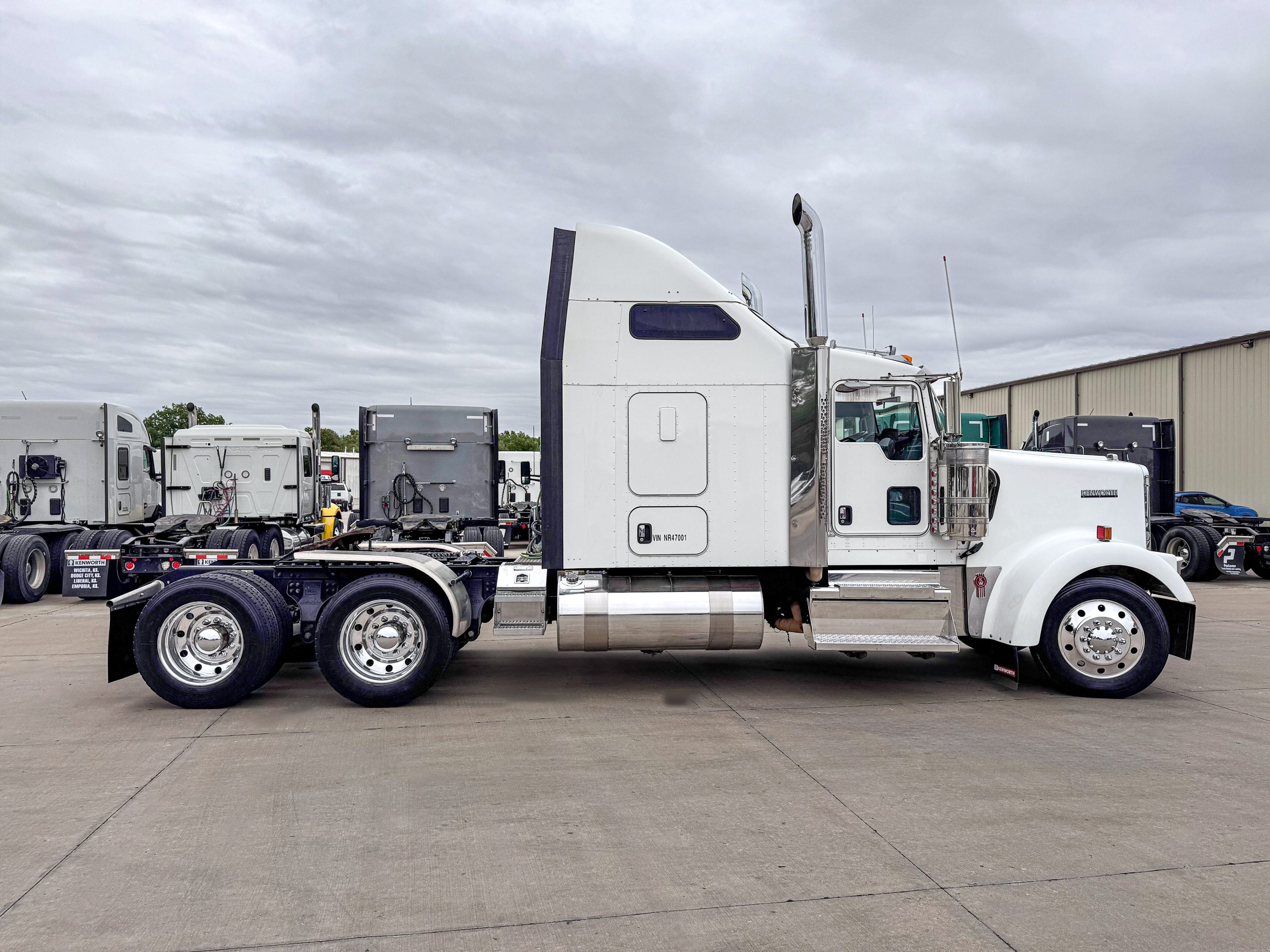 2022 Kenworth W900L Sleeper for Sale | Cummins X15 | Wichita KS 2022 Kenworth W900L Sleeper for Sale | Cummins X15 | Wichita KS - image 5 of 6