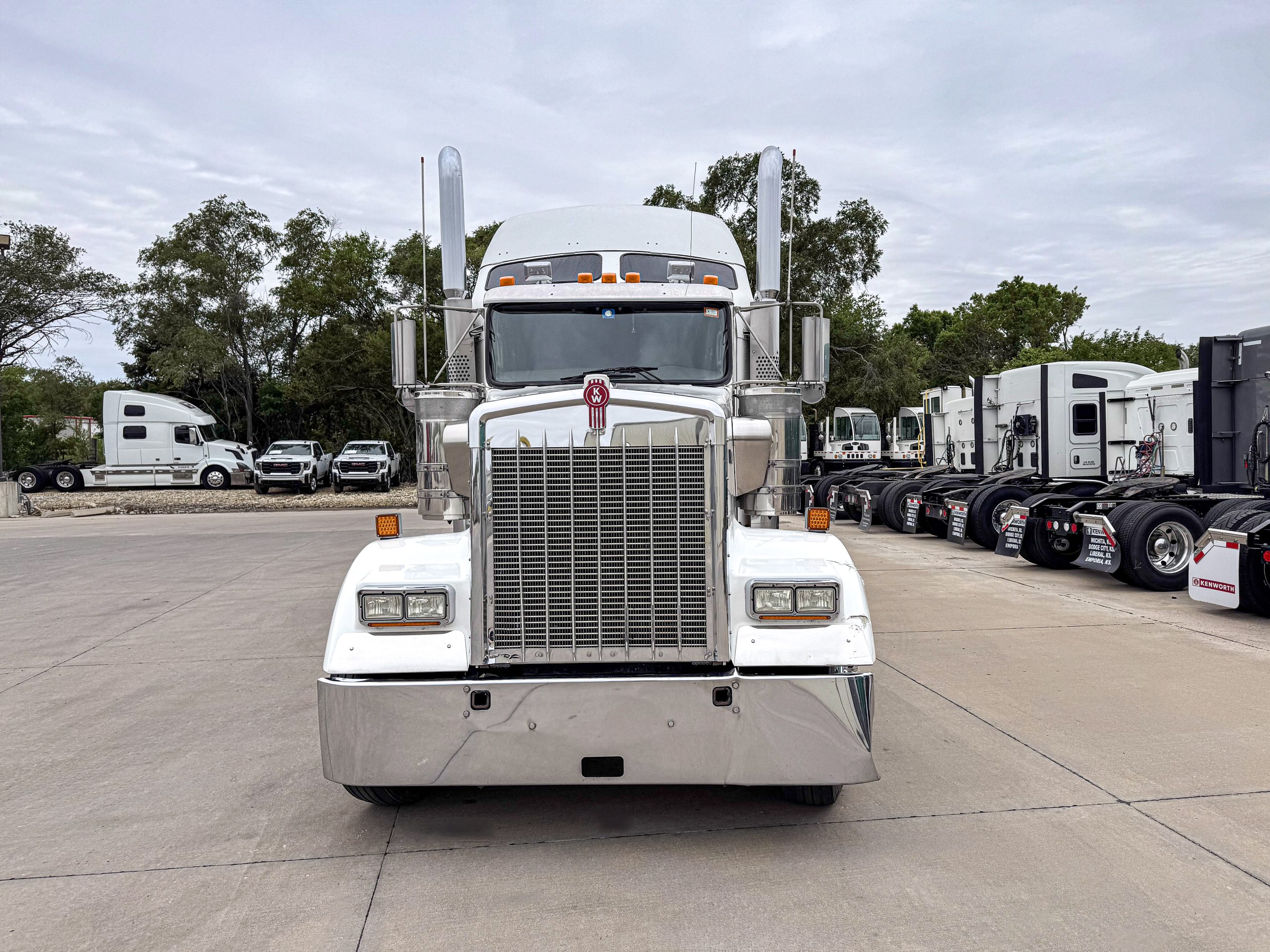 2022 Kenworth W900L Sleeper for Sale | Cummins X15 | Wichita KS 2022 Kenworth W900L Sleeper for Sale | Cummins X15 | Wichita KS - image 3 of 6