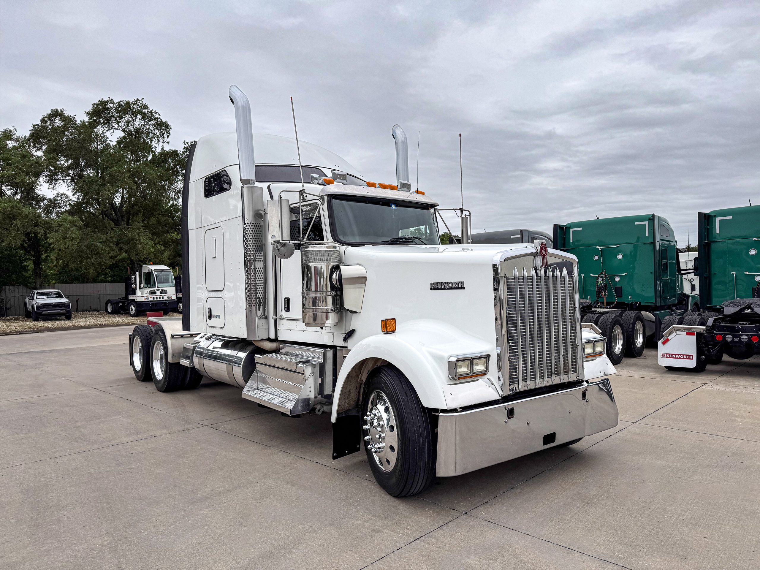 2022 Kenworth W900L Sleeper for Sale | Cummins X15 | Wichita KS 2022 Kenworth W900L Sleeper for Sale | Cummins X15 | Wichita KS - image 4 of 6