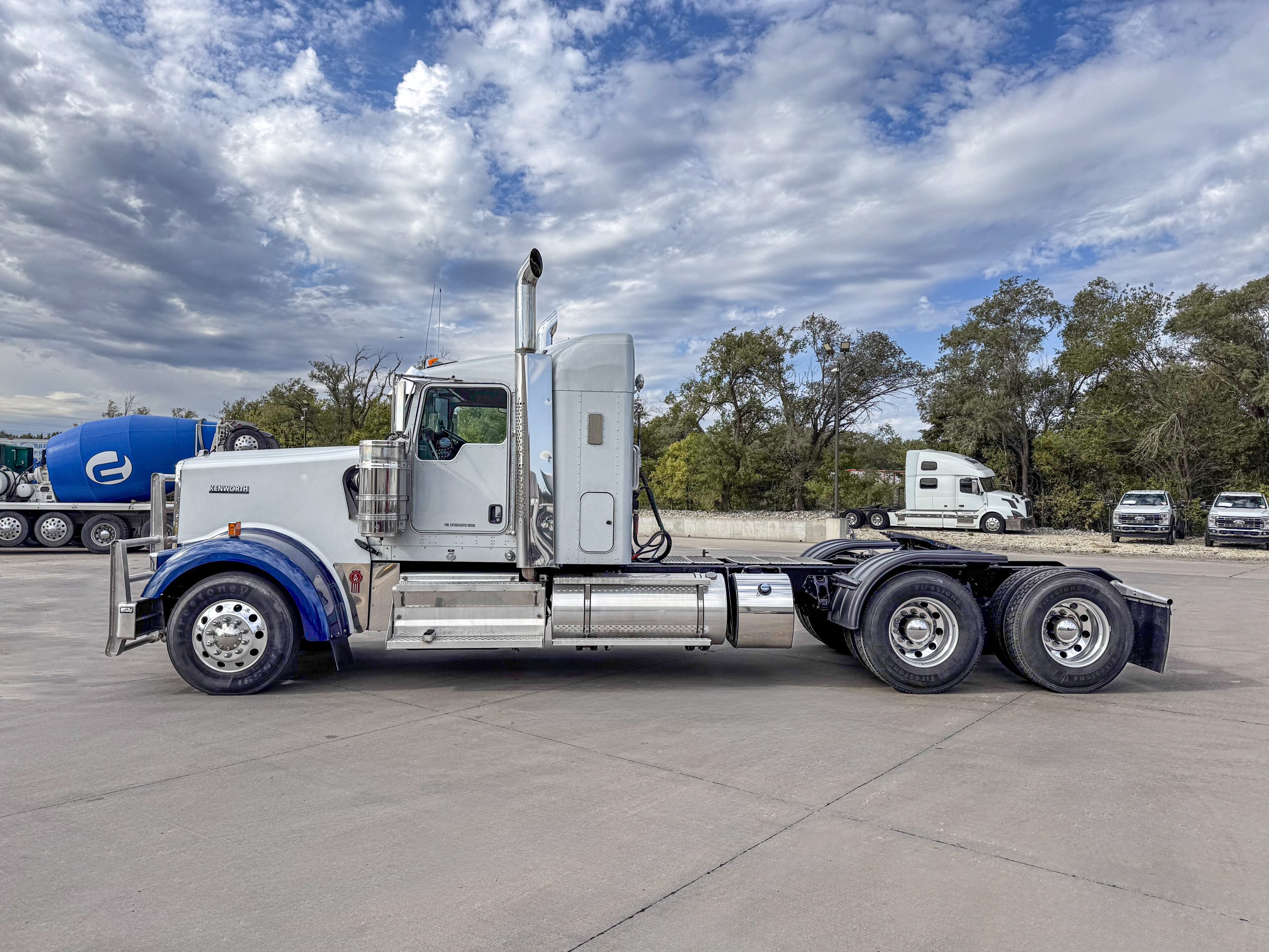 2023 Kenworth W900L for Sale in Wichita KS | WKI Kenworth 2023 Kenworth W900L for Sale in Wichita KS | WKI Kenworth - image 2 of 6