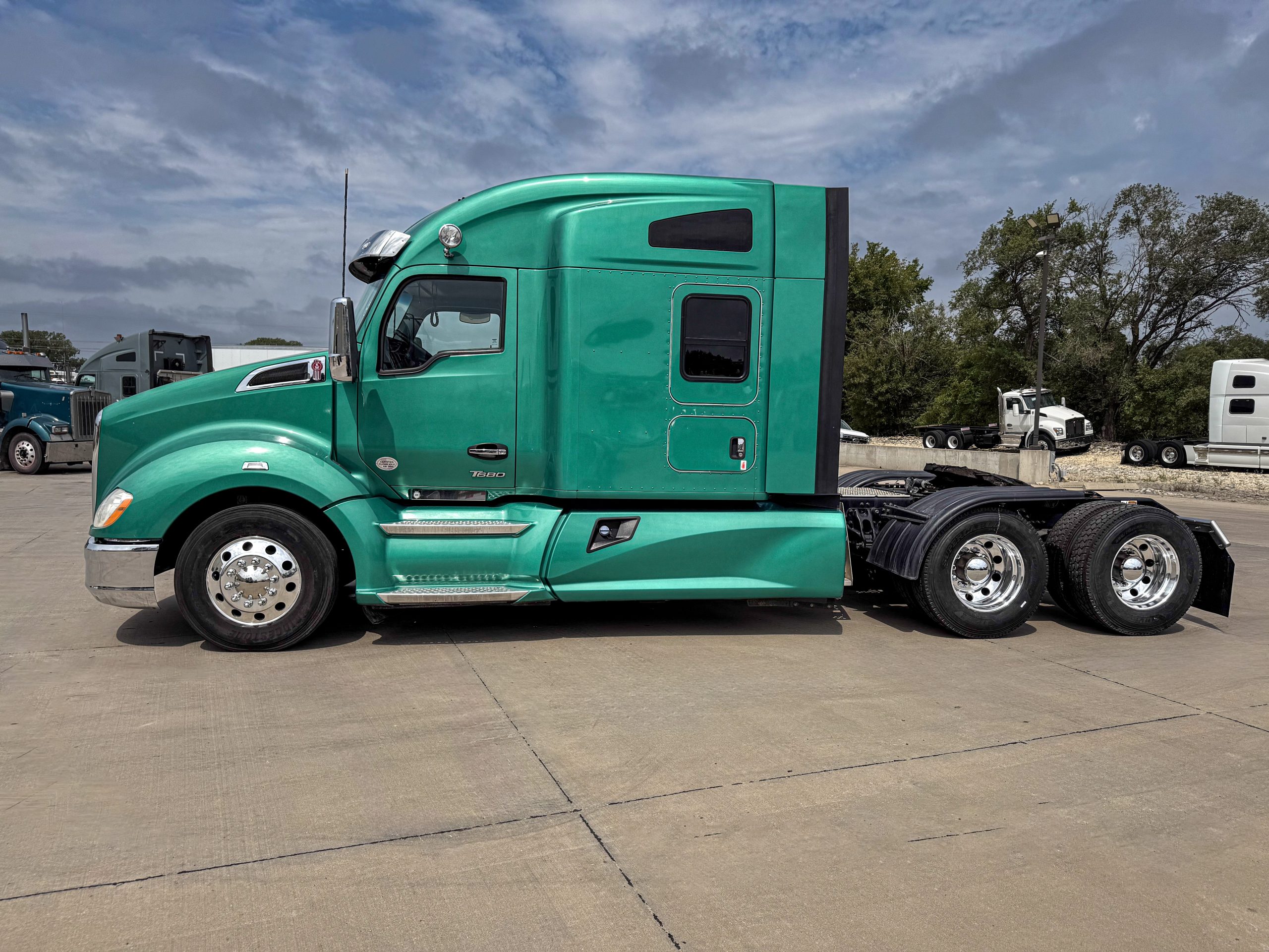 2022 KENWORTH T680 76 MID ROOF FOR SALE | WICHITA KS 2022 KENWORTH T680 76 MID ROOF FOR SALE | WICHITA KS - image 3 of 6